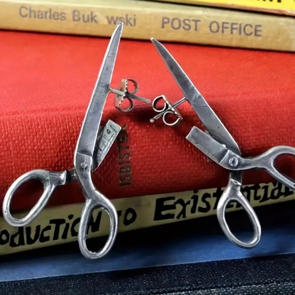 HOT TOPIC GOTH VIBE WHIMSICAL SCISSORS EARRINGS NWOT - Picture 2 of 6